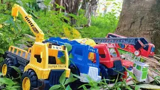Menemukan Mainan Truk Keren di Alam Bebas! Super Truck,Crane & Pemadam 