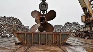 Magnet Arm in Action &ndash; Raw Scrap Yard Power (No Edits, Real Sound)