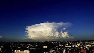 成長する入道雲　　積乱雲がスーパーセル、かなとこ雲に稲光を伴って成長 ラピュタ竜の巣の様な雲Ver.2 RX0M2
