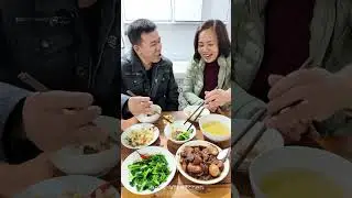 Bữa cơm gia đình ấm cúng ngày đông