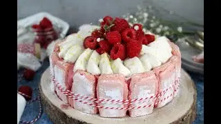 Charlotte aux framboises et biscuits roses