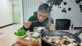 앞다리살을 구어서 시골에서 올라온 묵은지김치에 먹으니 환상적이네요 묵은지김치가 너무 맛있어요