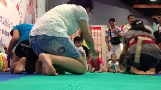 人生第一次的爬行比賽，在世貿婦幼展～