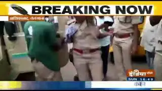 Telangana: TRS कार्यकर्ताओं की गुंडागर्दी, पुलिस और महिला वन रक्षकों को बुरी तरह पीटा