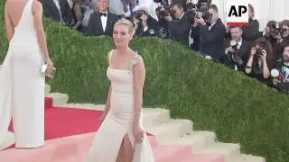 Uma Thurman suffers broken bones in fall from horse
