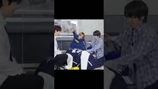 [TXT] Хюнинкай осторожно бьет Бомю, чтобы не причинить ему боль.
