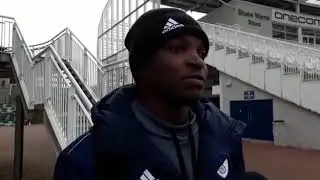 Fidel Edwards shakes Essex