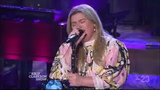 Kelly Clarkson Sings 
