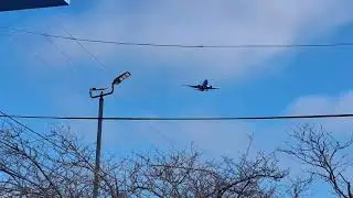 Southwest airlines 737-700 Overhead arrival 