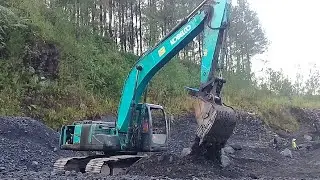 kobelco sk 200||excavator working to dredge sand in a sand mine