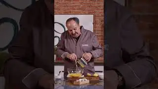 Mayonnaise aus der eigenen Hand: Eigelb, &Ouml;l, Zitronensaft, Senf, Salz, Pfeffer &ndash; mehr...