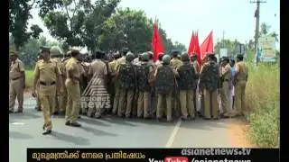 DYFI activists wave black flag to Chief Minister Oommen Chandy in Alappuzha