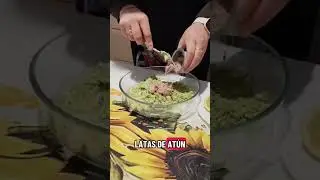 Micul DEJUN avocado cu ton. El desayuno avocates con at&uacute;n.