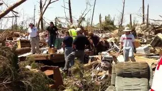 iPHONE FILM - APISON TN TORNADO DESTRUCTION & AID