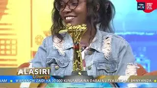 Benrik Kimiro akifurahia tuzo aliyotunukiwa ya 'MC Bora wa Matukio 2025'