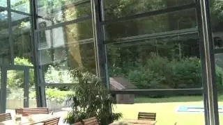 Wintergarten mit gro&szlig;en Vertikalschiebefenstern