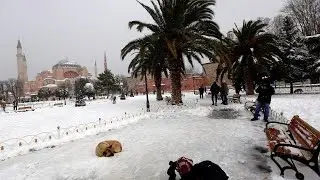Редкая метель на юге Турции задержала тысячи автомобилей на главной трассе