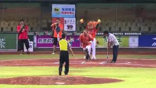 08/21 義大 vs 統一 賽前，依仁國小校長周生民及家長會長曾朝全擔任開球嘉賓