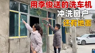 老家的窗户实在太脏了，李俊的高压水枪终于派上用场，用来冲洗地面太给力了！