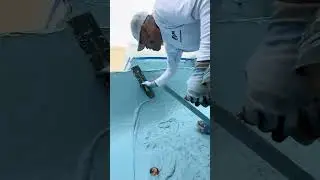Warum leuchtet dieser Pool nachts ganz ohne Strom?