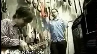 Weezer - Mikey Bass Solo (20001101-yahoo6-MikeyBassSolo.mpeg)