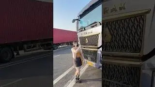 Beautiful female driver #automobie #femaledrive #truck #truckdrive #driver #girltrucker #funnytruck