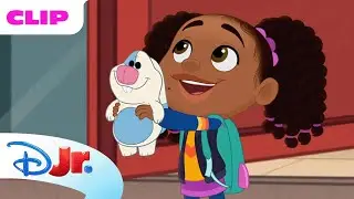 AJ Learns to Be Responsible Walking to Jazz&rsquo;s House! 🐰🏡 | Hey AJ! | @DisneyJr
