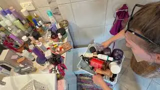 CLEANING THE BATHROOM | packing what I no longer need before we move