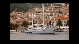 Kotwiczenie jachtu w porcie Hvar (Chorwacja)