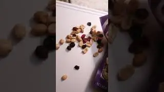 product review: Kar's Nut 'N Berry Trail Mix!!!