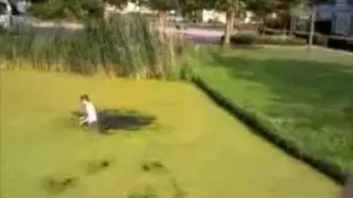 Kan Gebeuren-Jasper springt in de sloot