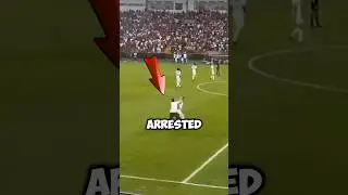 Болельщик напал на футболиста на поле! 😱