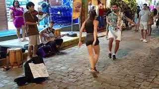 Em Pipa a cultura popular e artistas de rua tem seu espasso garantido.