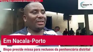 Crentes da igreja católica, se aproximam reclusos com uma oração de benção 