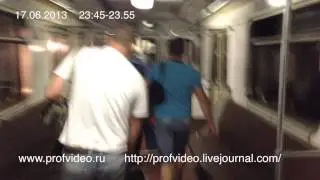 Видео последствий прыжка человека под поезд метро в Москве 17 июня 2013 года