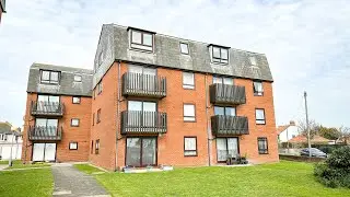 STUNNING TOP FLOOR APARTMENT WITH SEA VIEWS - Ambleside Court, Marine Parade East, Clacton-on-Sea
