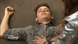 Matteo se cae del porton de la mansion y piensa que se beso con luna