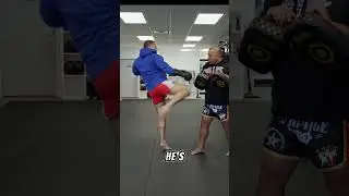 How to effectively hold Thai pads. #shorts #muaythai #fightingtechniques #combatsport #kickboxing