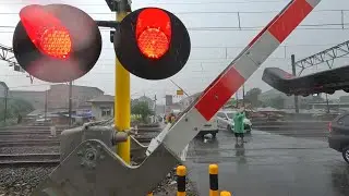 Railroad Crossing | Random Perlintasan Kereta Api Saat Hujan | Palang SIEMENS | NIPPON