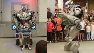 George watches Titan The Robot at Butlins Bognor Regis (30th August)