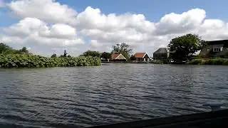 Met de Fluisterboot langs de Vlaardinger Vaart met standbeeld van Schilder Johan Barthold Jongkind.
