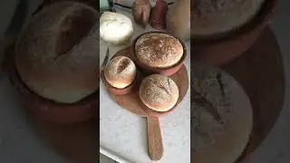 Güveçte cevizli ve sade ekmek ( ekşi mayalı)