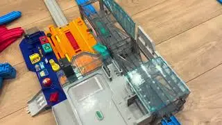 I'm going to build a town using Japanese toys Tomica and Plarail.