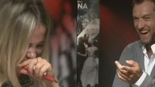 Hilarious interview fail: Jude Law laughs after reporter falls off chair