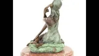 Brons beeld vrouw met telefoon.