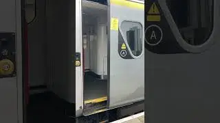 Chiltern Railways Class 68 Silver set train doors closing #train #class68 #traindoor
