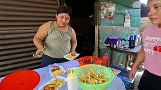 Miren Que rico esta cocinando doña angelina y nos platica d los videos que 