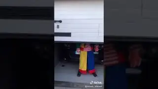 Payaso asesino saliendo garaje
