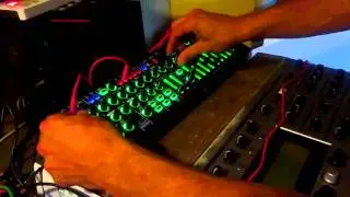 Демонстрация шума Roland System 1m