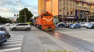 Evening Rush Hour Surprise | Train Unexpectedly Arrives at Busy Level Crossing!